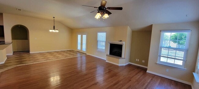 Building Photo - Beautiful 4 bedroom, 2 bath home for rent-...