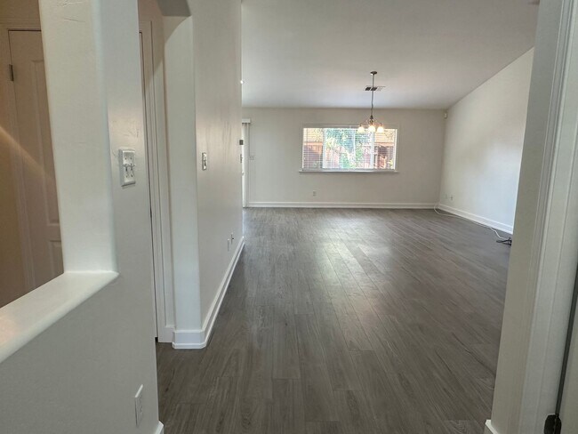 Building Photo - 4 Bdrm + 2 Bath  **READY NOW!