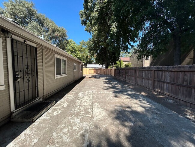 Foto del edificio - MOVE IN SPECIAL- $500 OFF OF THE 1ST MONTHS RENT-3 bedroom 2 bath with bonus storage room next to...