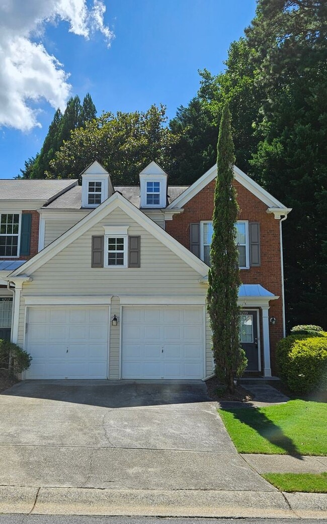 Building Photo - Rare 3 bed 2.5 bath Townhome home located ...