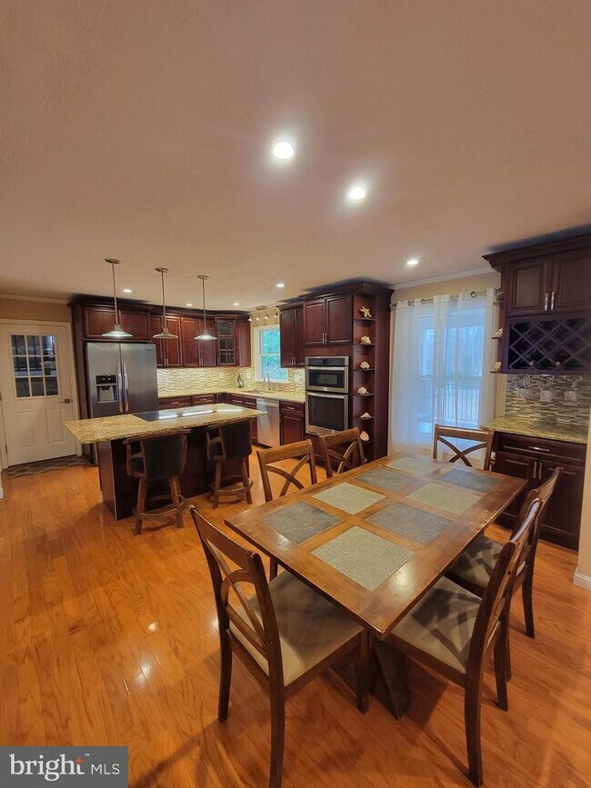 Foto del edificio - 215 Lakewood Landing Dr