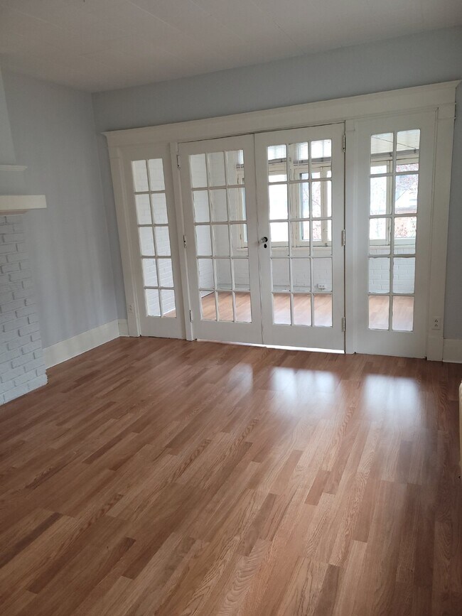 Building Photo - Two Bedroom Condo with Bonus Room in Shadyside