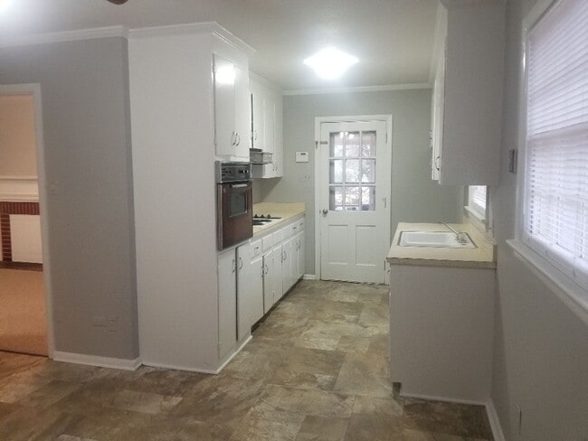 Building Photo - 1804 Saxon St