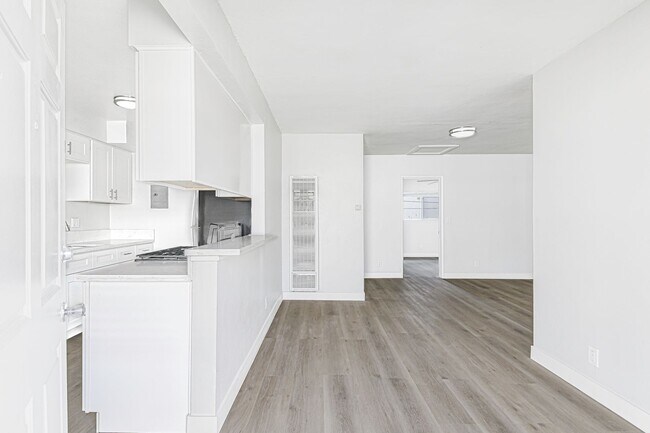 Building Photo - 811 Gardenia Ave