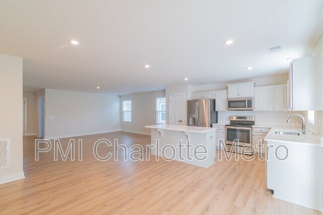 Building Photo - 6114 Bellastead Dr
