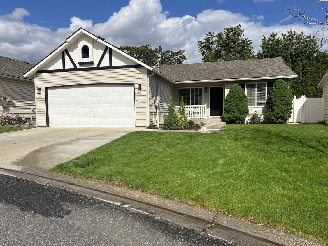 Primary Photo - 1574 Foxglove Ave