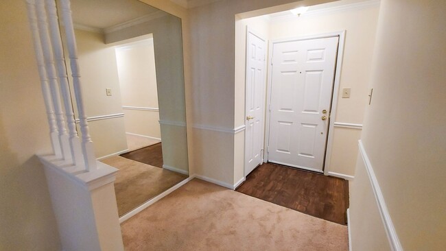 Building Photo - Big and Beautiful 2 Bedroom, 2 Full Bathro...
