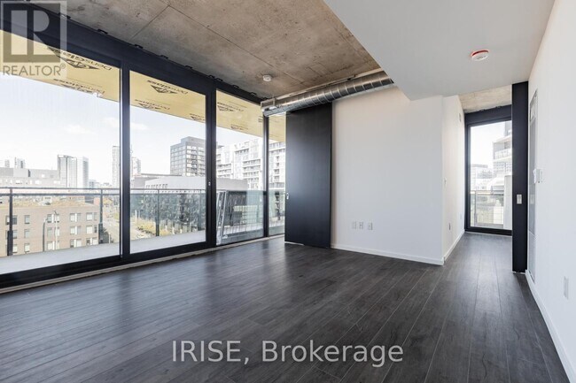 Photo du bâtiment - 21 Lawren Harris Square