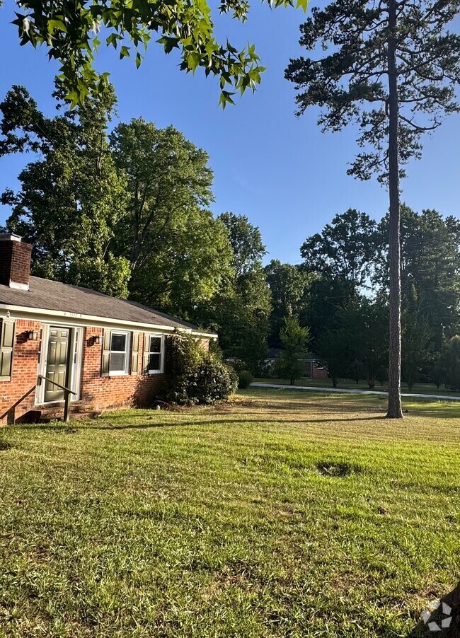 Building Photo - 3327 Robinhood Dr