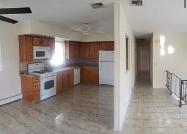 Building Photo - 213 Pine Tree Dr