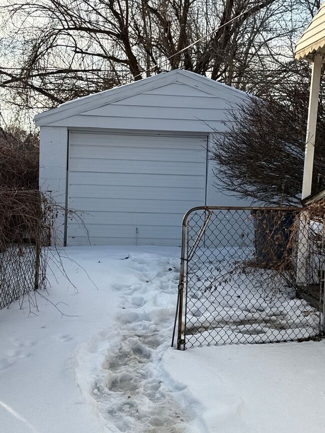 Building Photo - 26537 Brettonwoods St