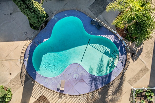 Alternar - The Huntington at Pasadena