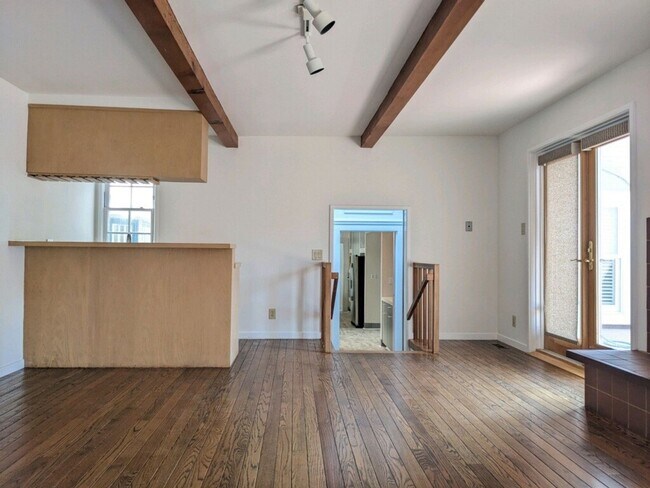 Building Photo - Spacious 4+ Bedroom House in Jordan Park with 2-Car Parking