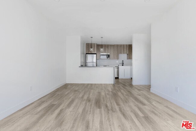 Foto del edificio - 6350 Willoughby Ave