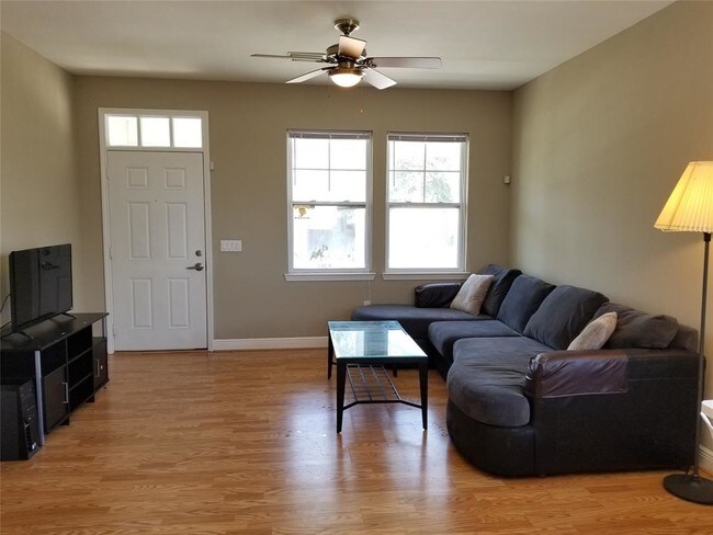 Building Photo - 4506 N Live Oaks Cir