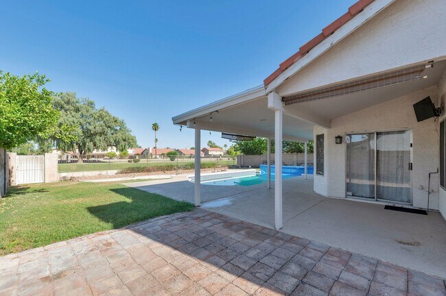 Building Photo - Stunning 3-bedroom, 2-bathroom home locate...