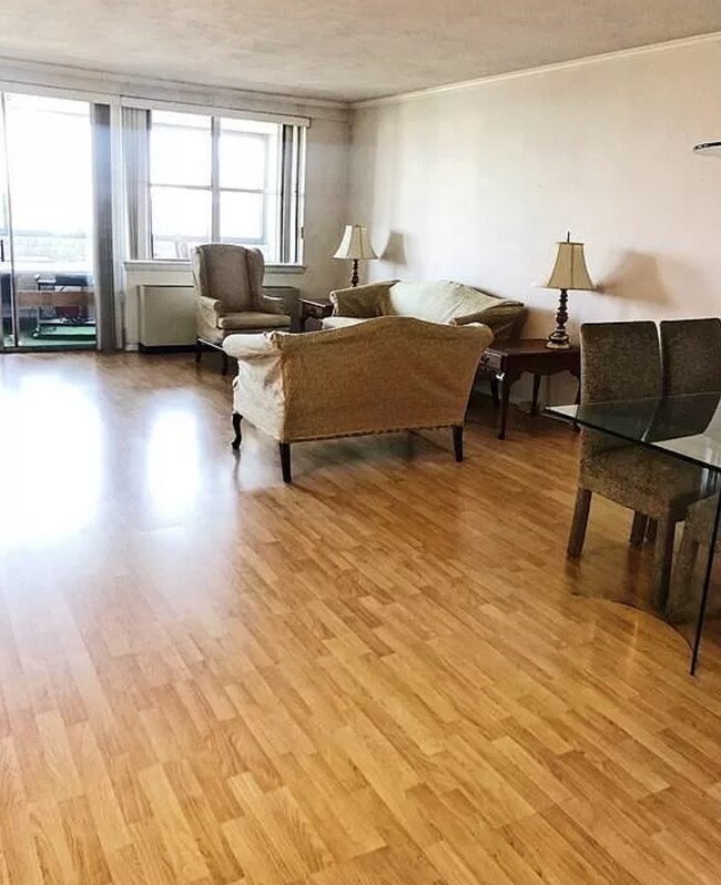 Foto del edificio - 8 Whittier Plz