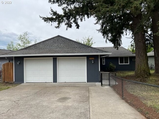 Foto del edificio - Comfortable 3BD/2BA Home with Vaulted Ceilings & Large Lawn