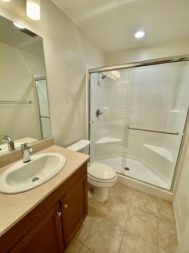 Building Photo - Camarillo - Three bedroom, three bath cond...