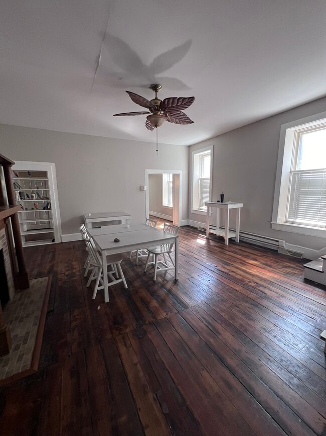 Building Photo - 398 W Race St