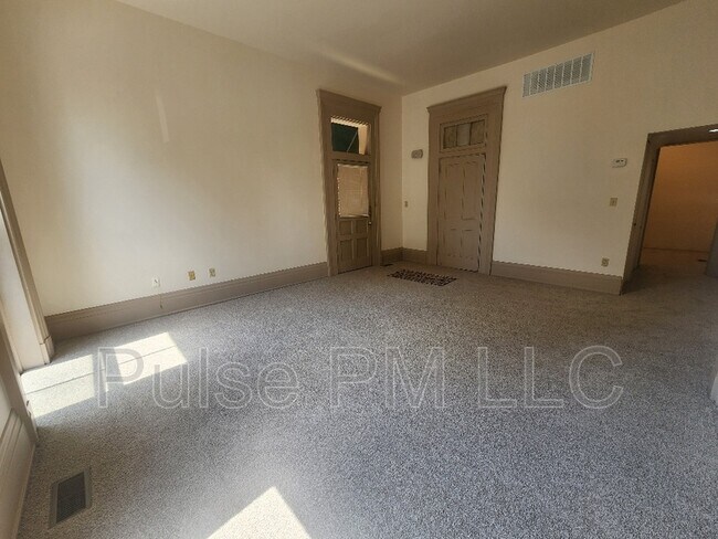 Foto del edificio - 112 E 5th St