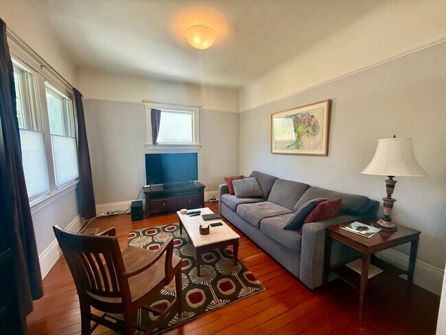 Foto del edificio - Spacious 2 Bedroom/2 Bath Fully Furnished ...
