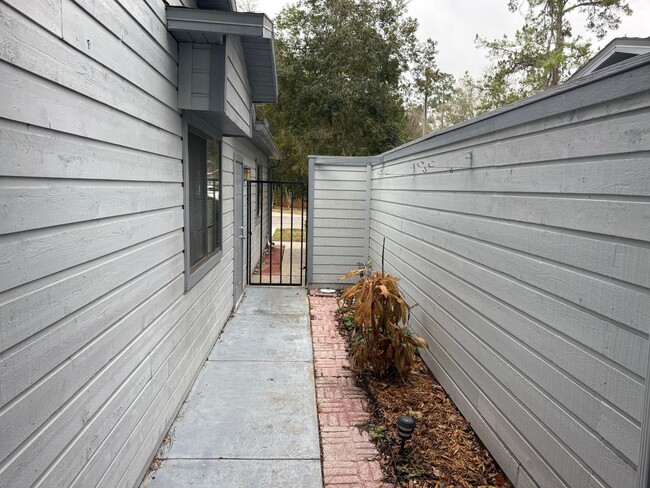 Building Photo - 3 Bedroom Backing up to San Felasco Hammock