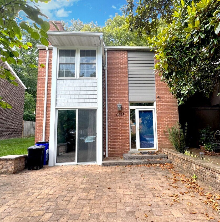 Primary Photo - Lovely 3 BR/2.5 BA Townhome in Columbia!