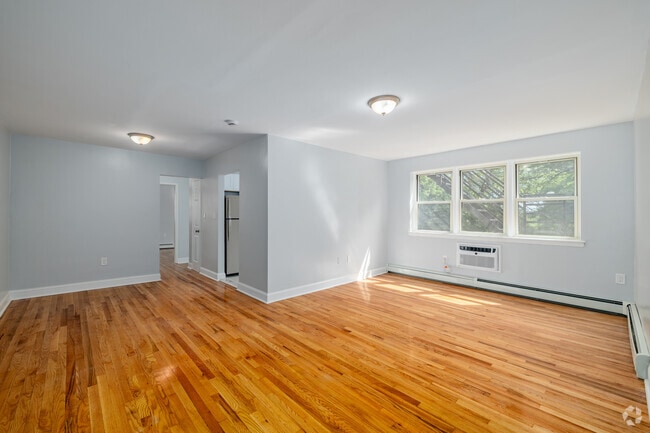 1BR, 1BA - 677SF - Living Room - Meadowbrook Garden Apartments