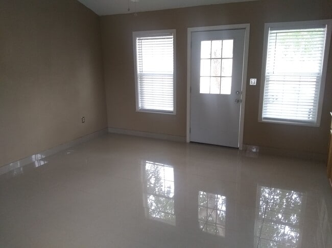 Building Photo - 1116 Lakeshore Dr