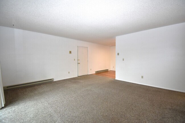 Foto del edificio - Spacious top floor! Close to downtown!