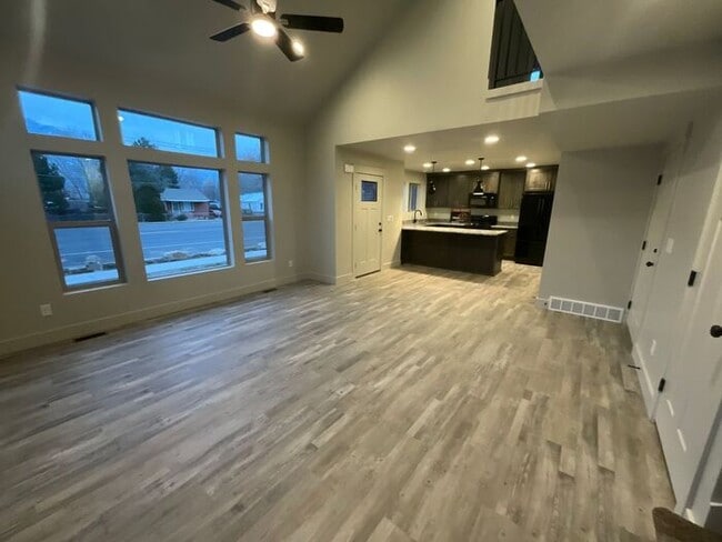 Building Photo - 5 bdrm 3 1/2 bth Home 2 Car Garage- Dog friendly