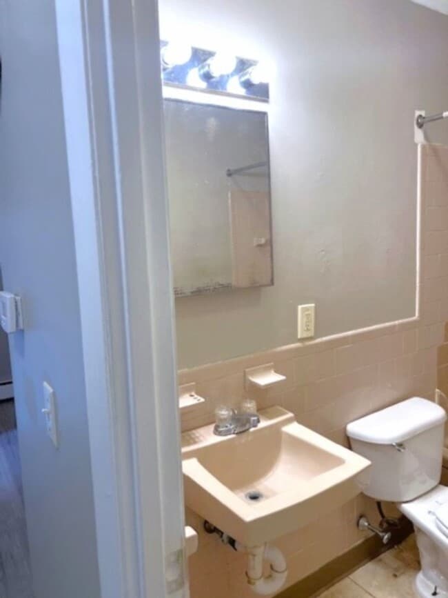 Building Photo - 13 Bissell St