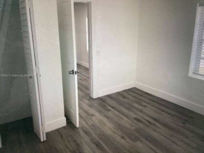 Foto del edificio - 2420 NW 104th St
