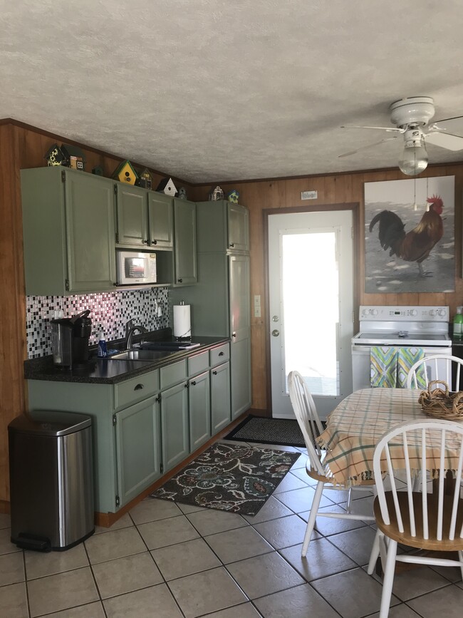 kitchen and dining area - 5220 Silver Shores Ln