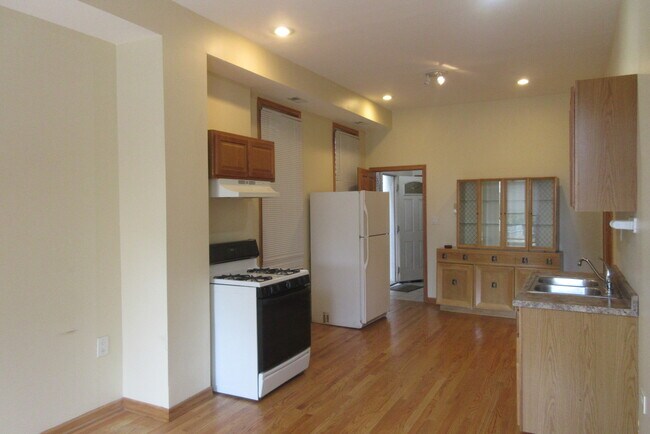 Building Photo - 1144 W 17th St