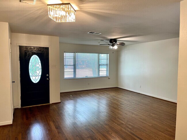 Foto del edificio - 1211 Candlelight Ln