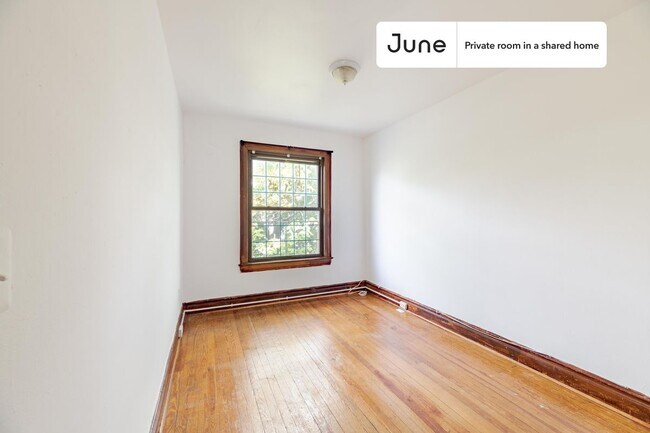 Foto del edificio - Private bedroom in 3 bed/2 bath Home