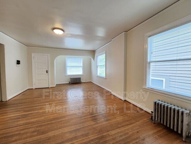 Building Photo - 1811 NE Halsey St
