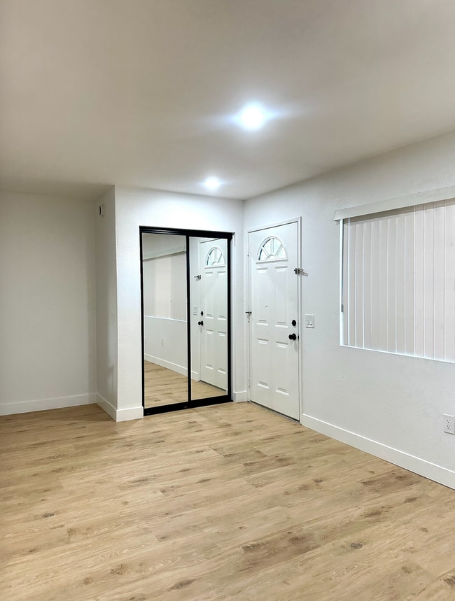 Building Photo - Beautiful & Cozy West Hills Adjacent Condo in Secure Building - MOVE IN READY