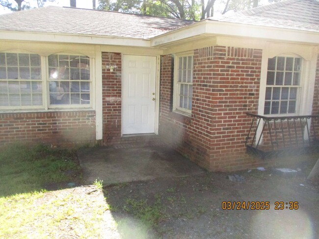 Building Photo - 612 S Maple St