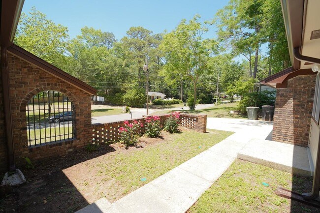 Building Photo - 1545 Pine View Dr