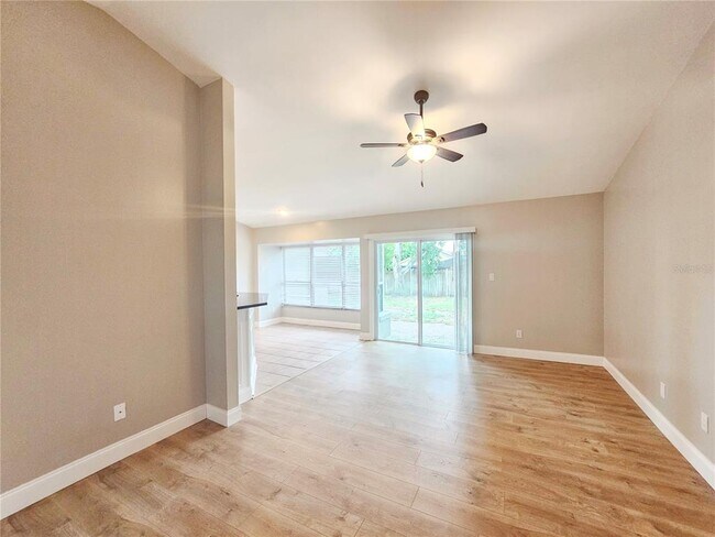 Foto del edificio - 8935 Esguerra Ln