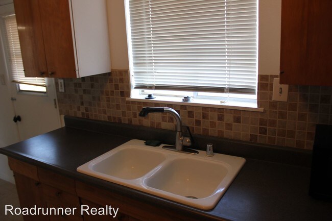 Building Photo - 841 W Graaf Ave