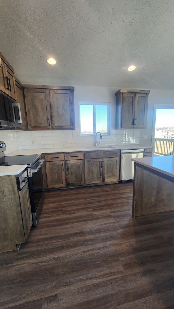 Foto del edificio - Brand New Construction - Popular Elkhorn Location!!