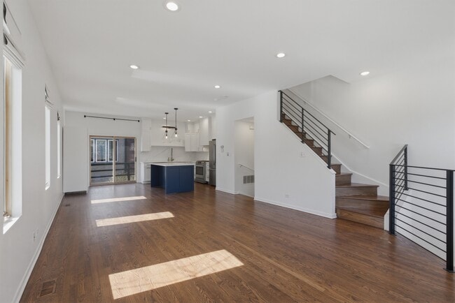 Building Photo - 448 N Carpenter St