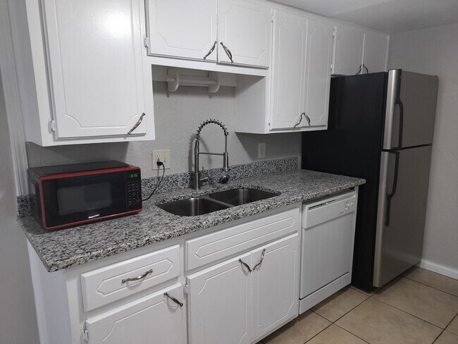 Foto del edificio - 2 Bedroom 1.5 Bathroom Townhouse with granite countertops and washer/dryer provided