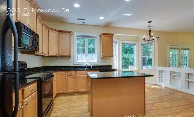 Cocina de la planta principal con nueva gama de productos - 305 E Monacan Dr