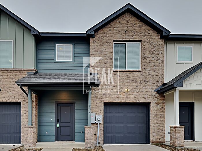 Foto principal - $1599! 3 Bed/2.5 Bath Townhome!