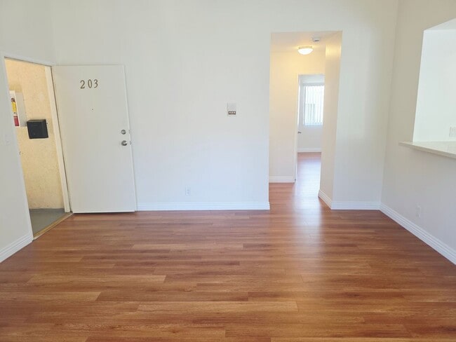 Building Photo - 437 E Cedar Ave